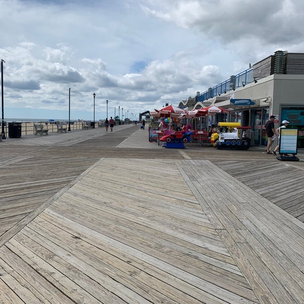 รูปภาพถ่ายที่ Asbury Park Boardwalk โดย David W. เมื่อ 8/19/2021