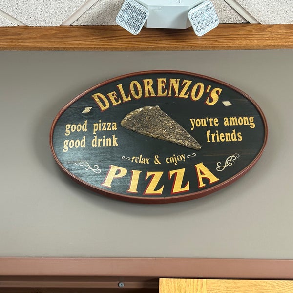 รูปภาพถ่ายที่ DeLorenzo&#39;s Pizza โดย David W. เมื่อ 3/18/2023