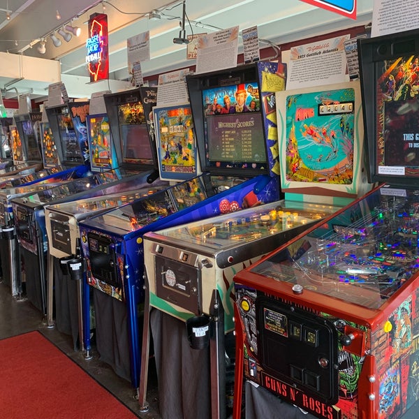 Foto diambil di Silverball Retro Arcade oleh David W. pada 8/19/2021