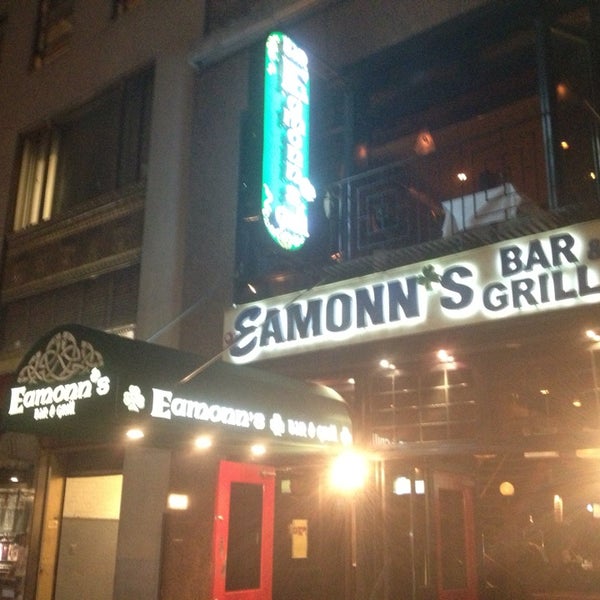 Foto tomada en Eamonn&#39;s Bar &amp; Grill  por Richard B. el 8/16/2013