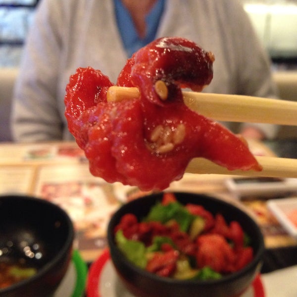 Foto tirada no(a) Sushi + Rotary Sushi Bar por Tom T. em 5/21/2015