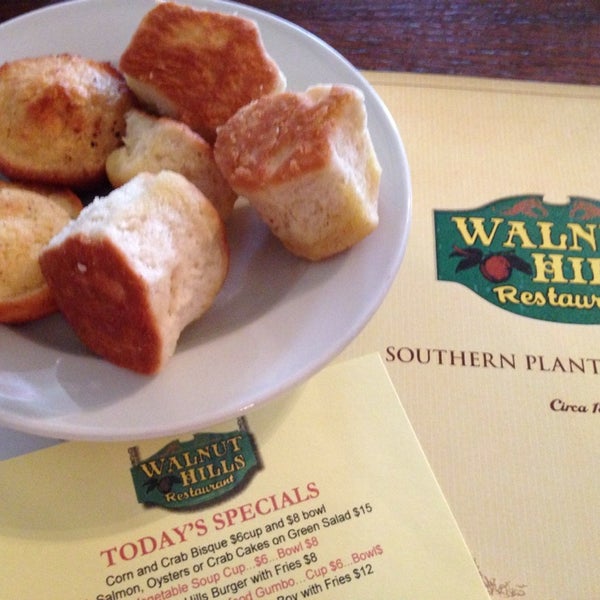 2/20/2014 tarihinde Jeffrey G.ziyaretçi tarafından Walnut Hills Restaurant &amp; Round Table'de çekilen fotoğraf