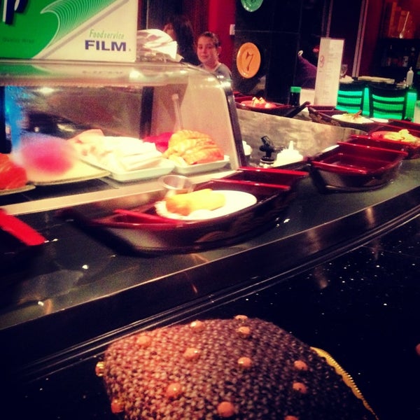 Foto scattata a Ninja Spinning Sushi Bar da Bethany T. il 1/18/2013