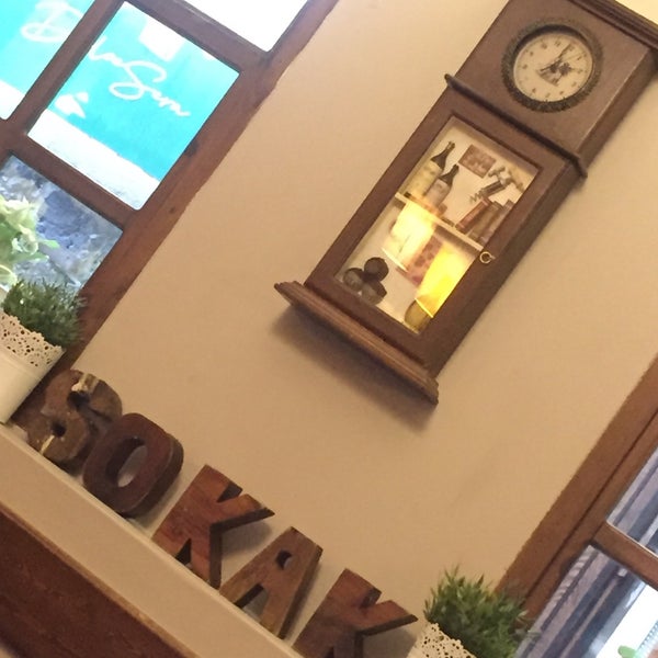 รูปภาพถ่ายที่ Sokak Cafe &amp; Restaurant โดย Canan K. เมื่อ 3/16/2020