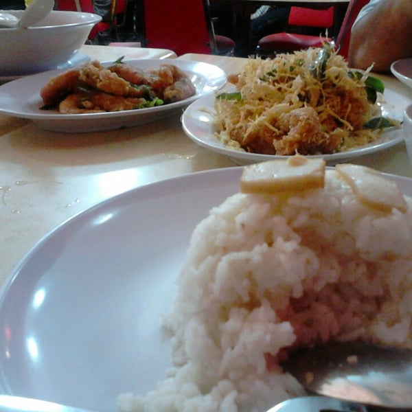 รูปภาพถ่ายที่ Restoran Haji Sharin Low KB โดย aiMie e. เมื่อ 4/19/2014