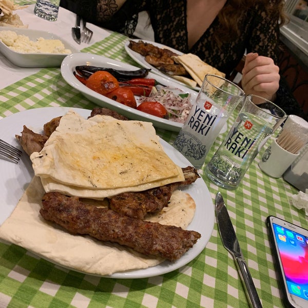 Das Foto wurde bei Asma Altı Ocakbaşı Restaurant von Cemile U. am 2/22/2020 aufgenommen