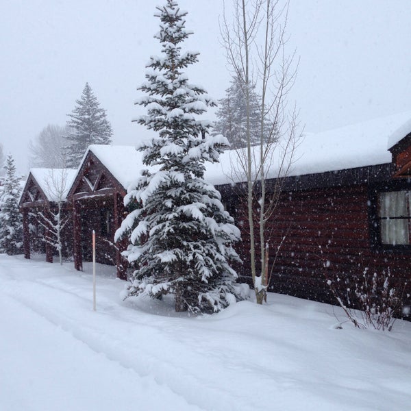 รูปภาพถ่ายที่ Rustic Inn Creekside Resort &amp; Spa at Jackson Hole โดย Femke W. เมื่อ 12/30/2014