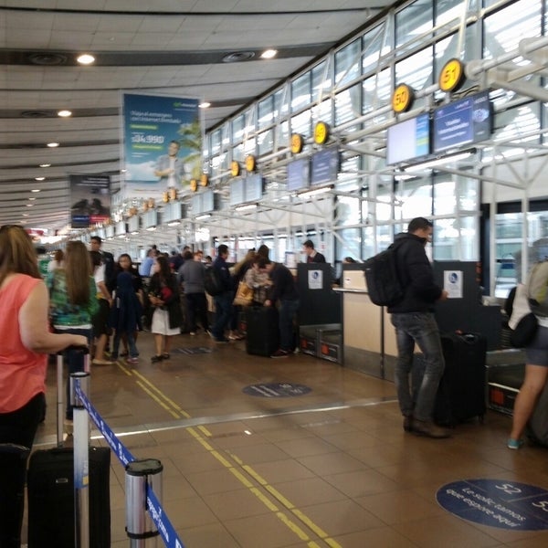 รูปภาพถ่ายที่ Aeropuerto Internacional Comodoro Arturo Merino Benítez (SCL) โดย Traveltimes.com.mx ✈ S. เมื่อ 11/19/2014
