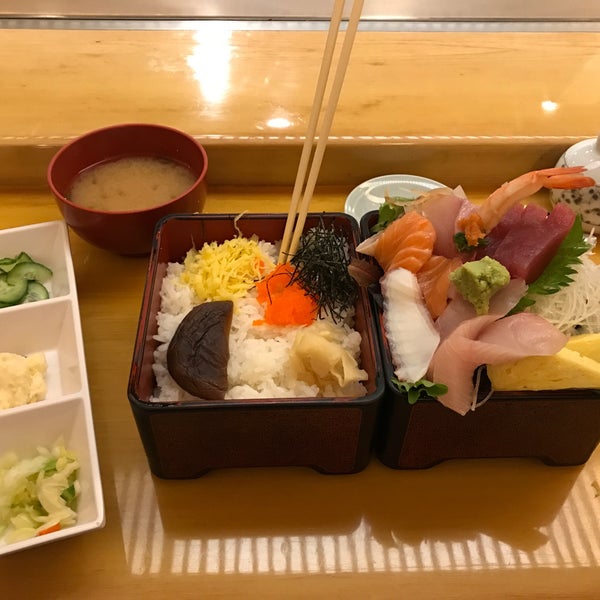 1/17/2017 tarihinde Lindsey W.ziyaretçi tarafından Sushi Go 55'de çekilen fotoğraf