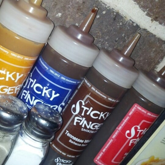 Foto scattata a Sticky Fingers Smokehouse - Get Sticky. Have Fun! da Michelle E. il 1/10/2013
