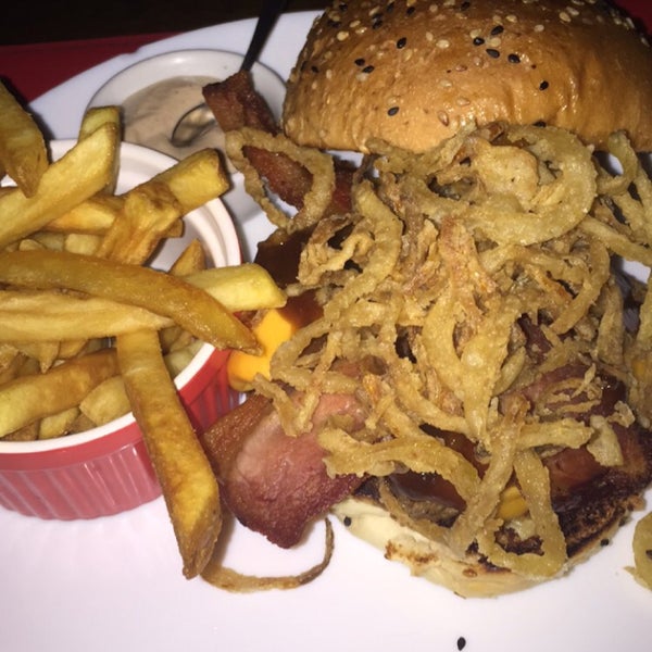 รูปภาพถ่ายที่ Meatpacking NY Prime Burgers โดย Flávio Junior B. เมื่อ 7/27/2015