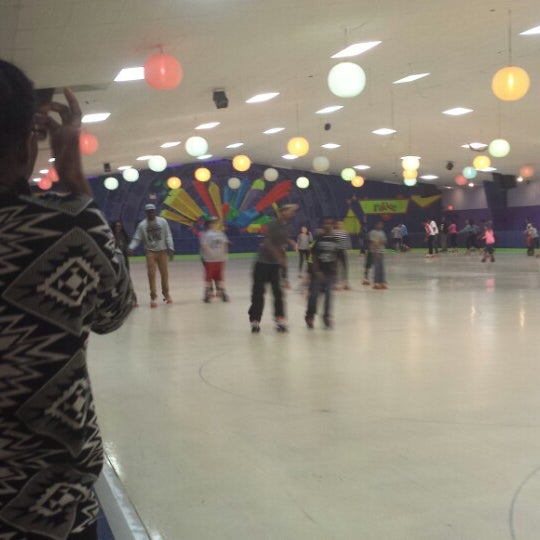10/13/2013にErica G.がPalace Roller Skating Rinkで撮った写真