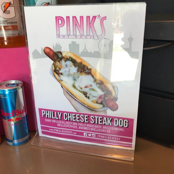 Das Foto wurde bei Pink&#39;s Hot Dogs von Kazuko W. am 10/2/2017 aufgenommen