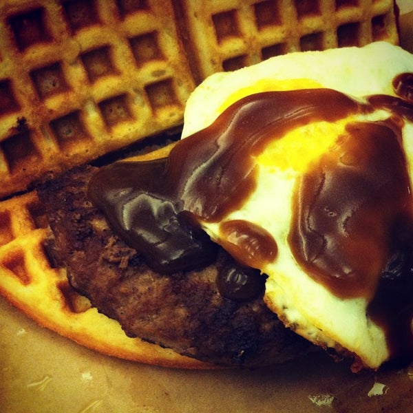 9/29/2014 tarihinde Kris V.ziyaretçi tarafından Butter And Zeus Waffle Sandwiches'de çekilen fotoğraf