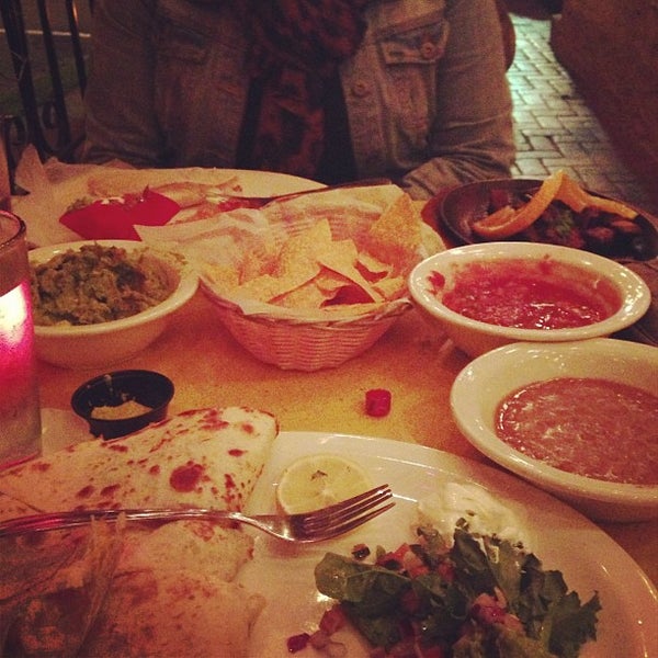 Снимок сделан в Taco Loco Mexican Restaurant, Catering, and Food Trucks пользователем Genesis V. 9/15/2013