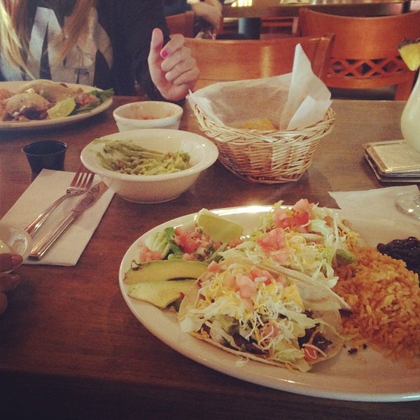 Das Foto wurde bei Taco Loco Mexican Restaurant, Catering, and Food Trucks von Genesis V. am 10/24/2013 aufgenommen
