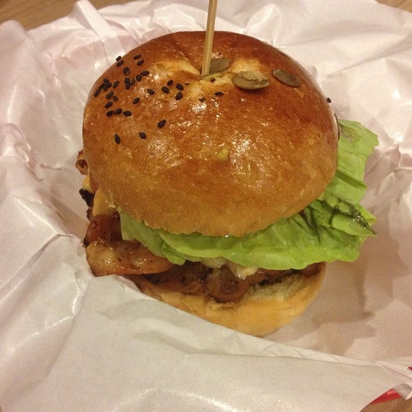 รูปภาพถ่ายที่ Burger Junkyard โดย Annie Frances L. เมื่อ 5/13/2015