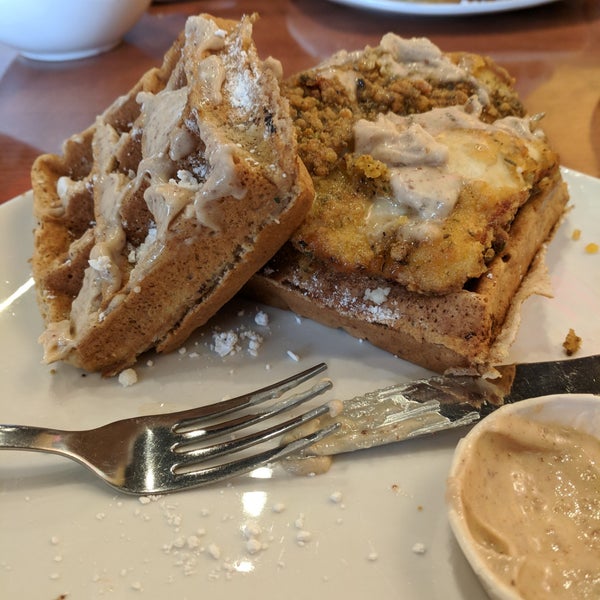 Photo taken at Dame&#39;s Chicken &amp; Waffles by RemyD . on 10/24/2018