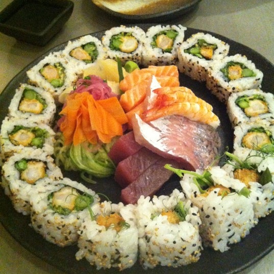 Foto tomada en Sushi&#39;n&#39;Roll  por Nina K. el 11/15/2012
