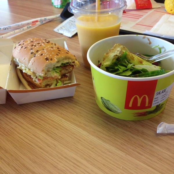 รูปภาพถ่ายที่ McDonald&#39;s โดย Petra d. เมื่อ 4/13/2014