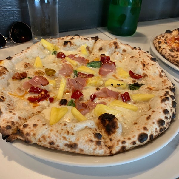 Снимок сделан в Fireflour Pizza + Coffee Bar пользователем Jon K. 5/1/2019