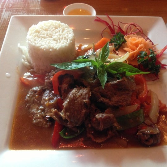 Photo taken at Mai Thai Restaurant by Yuri Lilah S. on 10/11/2012