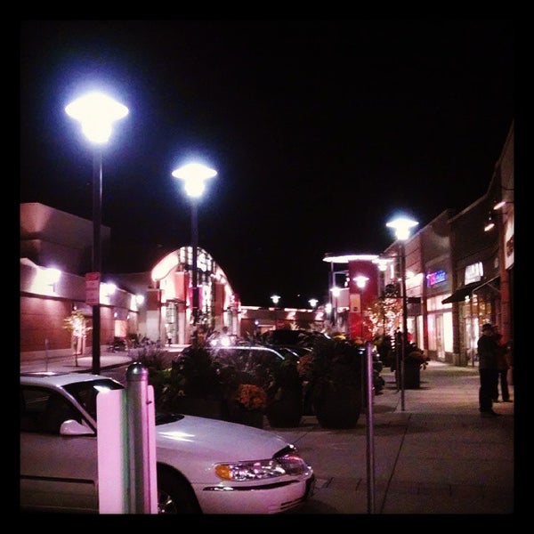 รูปภาพถ่ายที่ Hilldale Shopping Center โดย Chi Z. เมื่อ 10/26/2013