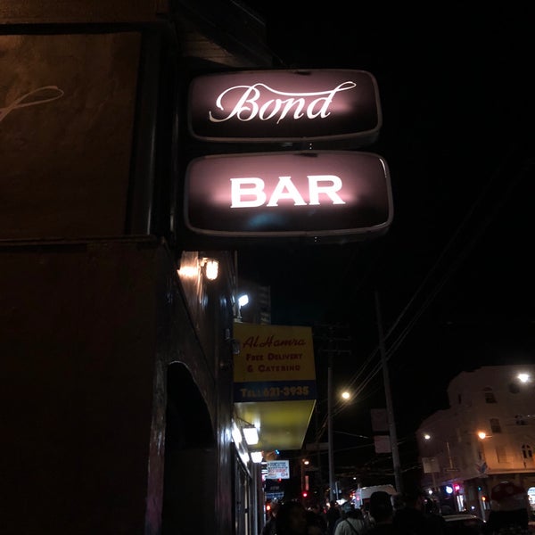 Foto tirada no(a) Bond Bar por Andrew M. em 3/18/2018