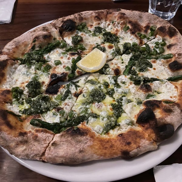 Foto diambil di Razza Pizza Artiginale oleh Cat C. pada 6/1/2022