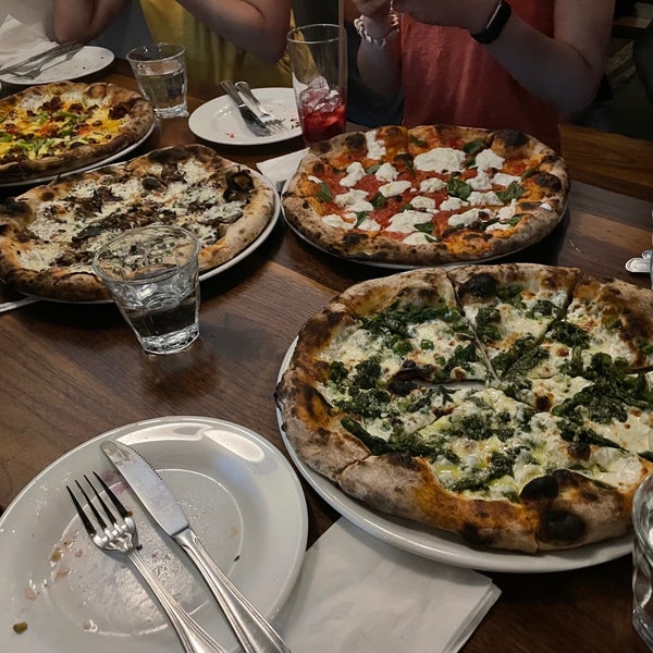 Foto tirada no(a) Razza Pizza Artiginale por Cat C. em 6/1/2022
