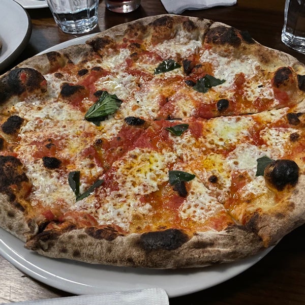 Foto scattata a Razza Pizza Artiginale da Cat C. il 6/1/2022