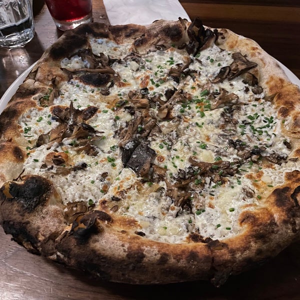 Foto tirada no(a) Razza Pizza Artiginale por Cat C. em 6/1/2022