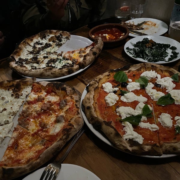 Foto tirada no(a) Razza Pizza Artiginale por Cat C. em 2/24/2023
