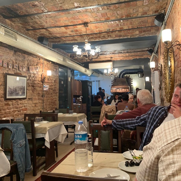 Снимок сделан в Eski Babel Ocakbaşı Restaurant пользователем Hamid R. G. 10/7/2019
