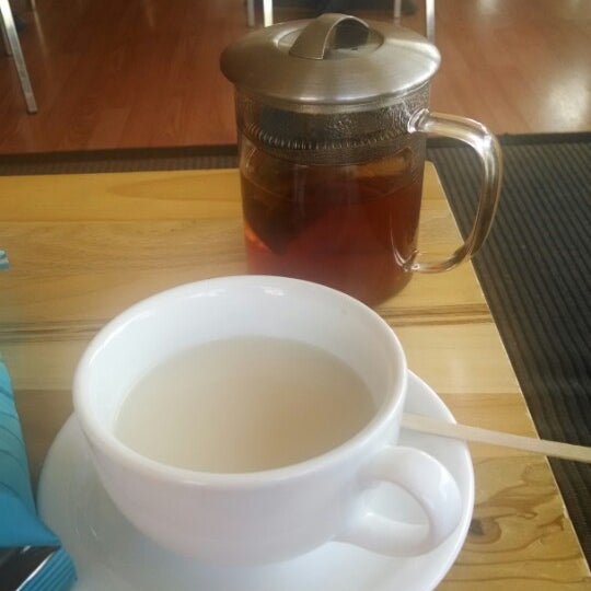 Masala chai tea served in a tea thingy with a strainer (see photo.) They also serve alcohol sand food. Comfy couches, early jazz music. Wi-Fi.