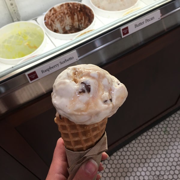 Photo taken at Kilwins Chocolate Fudge &amp; Ice Cream by Seren B. on 9/29/2015