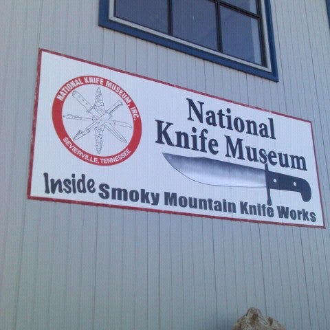 Foto tomada en Smoky Mountain Knife Works  por Chris &quot;Frostbite&quot; P. el 2/24/2013