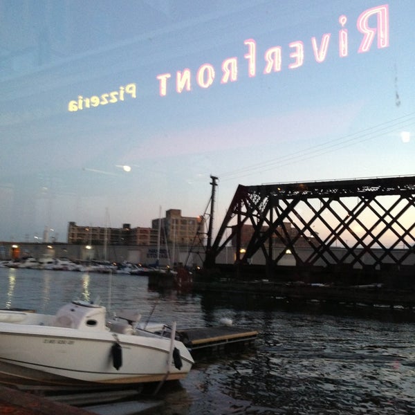 Снимок сделан в Riverfront Pizzeria пользователем John M. 8/23/2013