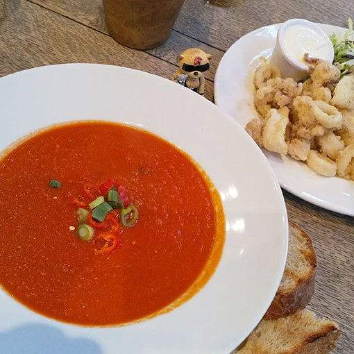 La sopa de tomate es impresionante. Buenas raciones, buena atención, incremento 10% para propina. Terraza con calefacción