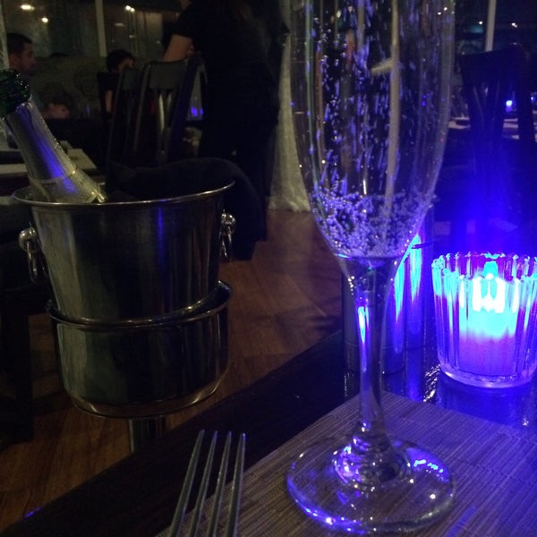 Foto diambil di BLU Restaurant &amp; Bar oleh Cassandra Y. pada 2/14/2015