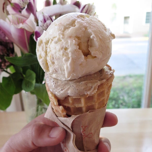 รูปภาพถ่ายที่ Jeni&#39;s Splendid Ice Creams โดย Lorenzo S. เมื่อ 5/24/2015