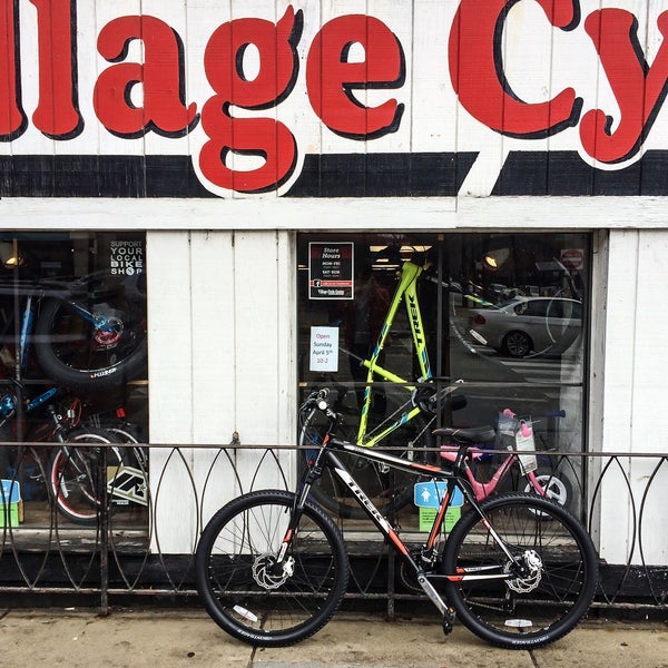 Foto diambil di Village Cycle Center oleh Lorenzo S. pada 4/9/2015