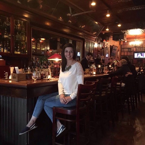 Foto scattata a Hudson Bar and Books da Hatice M. il 5/21/2016