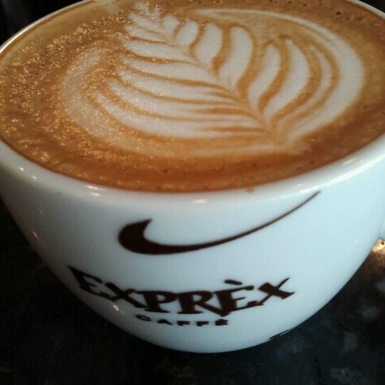 12/7/2012 tarihinde Roberto T.ziyaretçi tarafından Exprèx Caffè'de çekilen fotoğraf