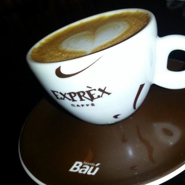 5/28/2013 tarihinde Roberto T.ziyaretçi tarafından Exprèx Caffè'de çekilen fotoğraf