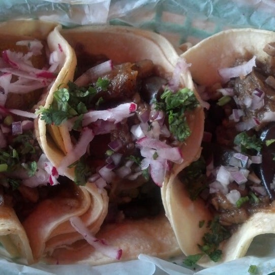 4/13/2014 tarihinde Jennifer S.ziyaretçi tarafından Chupacabra Latin Kitchen &amp; Taqueria'de çekilen fotoğraf