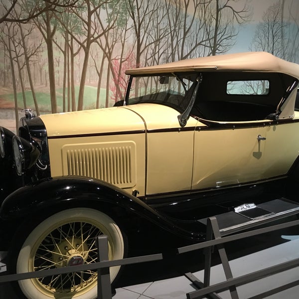 3/19/2016 tarihinde Ann L.ziyaretçi tarafından The Antique Automobile Club of America Museum'de çekilen fotoğraf