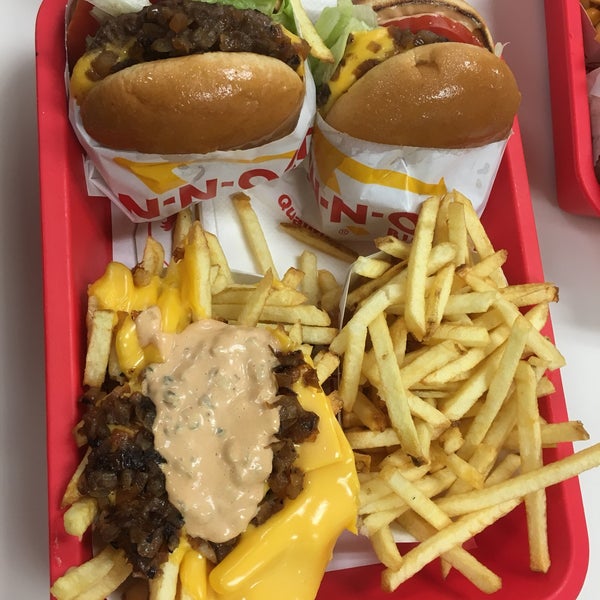 Photo taken at In-N-Out Burger by Muse4Fun on 6/10/2018