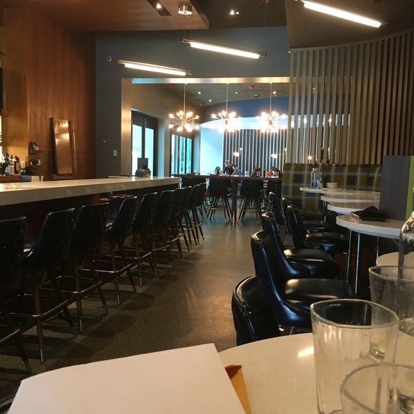 Photo prise au The Corner Office Restaurant &amp; Martini Bar par Muse4Fun le6/30/2017