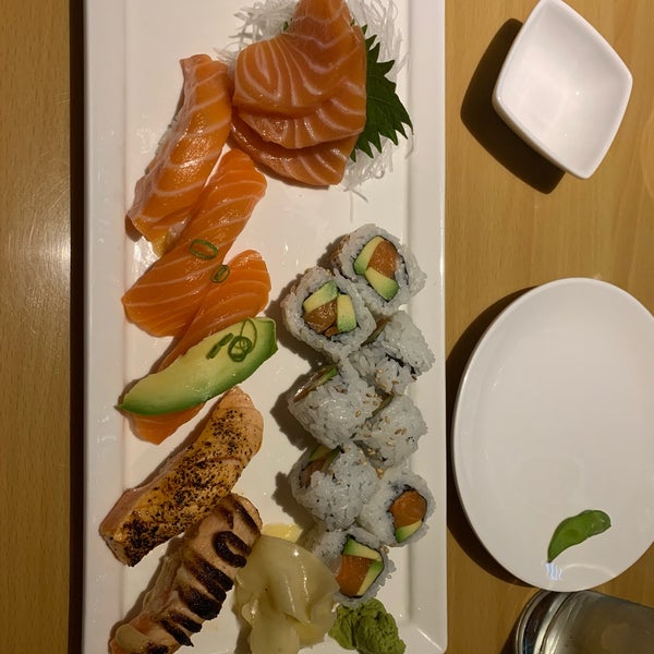 รูปภาพถ่ายที่ Oto Sushi Redmond โดย Muse4Fun เมื่อ 8/27/2019